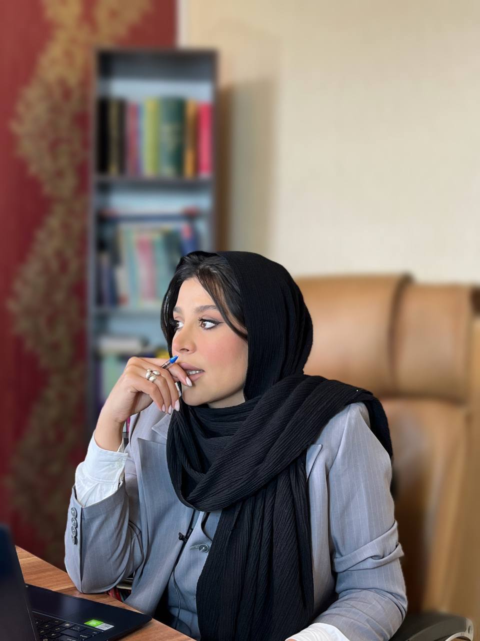 وکیل در حال بررسی پرونده و اسناد حقوقی در دفتر وکیل فردا